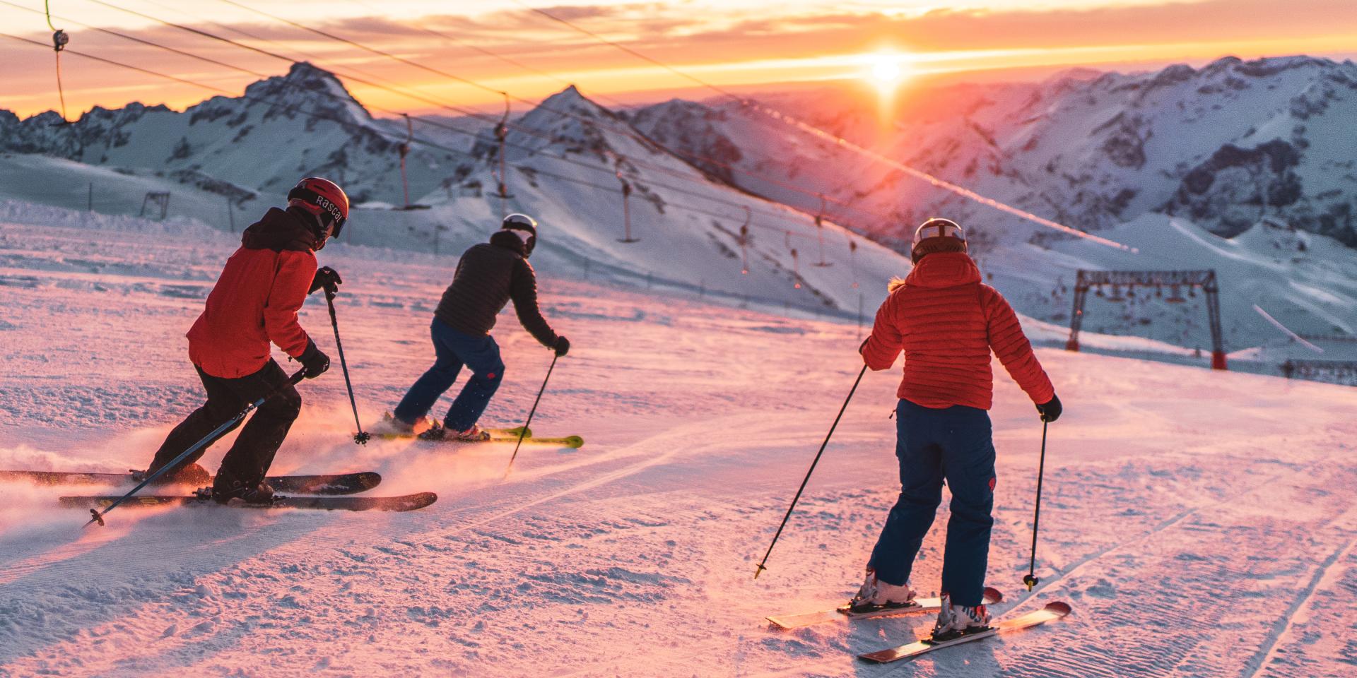 Ski de piste sur le glacier des Deux-Alpes au couché de soleil