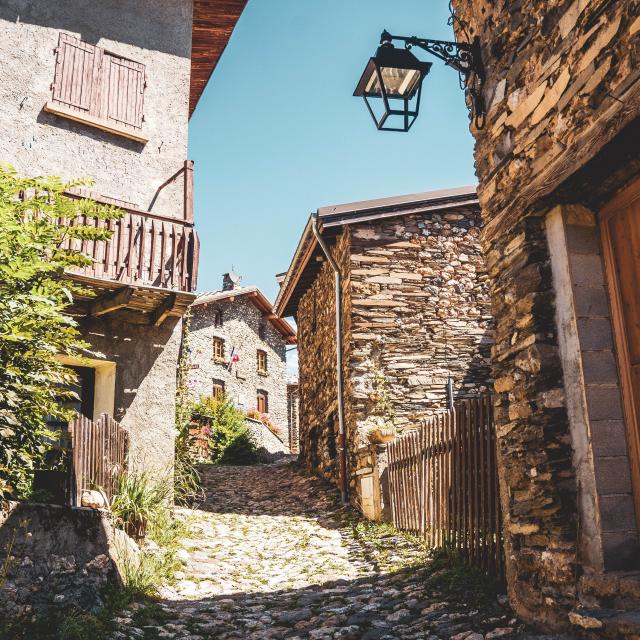 pierres-village-les2alpes-ete.jpg